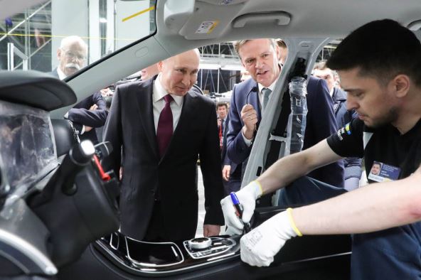 Vladimir Putin dugme na stolu