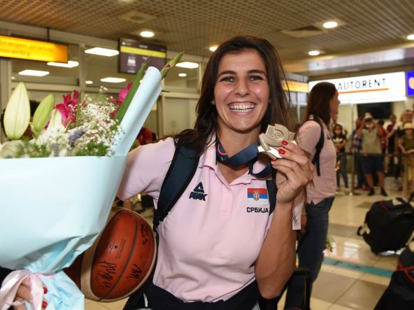Ana Dabović se udaje za vaterpolistu Iliju Mustura