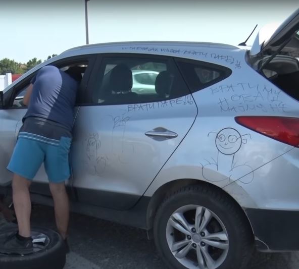 Ispisane poruke na parkiranom automobilu u Obrenovcu