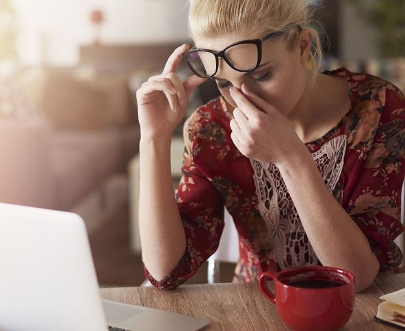 Žena skida naočari i trlja oči