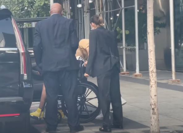 Vendi Vilijams u kolicima ispred auta