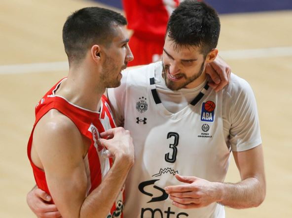 Ognjen Dobrić i Rade Zagorac zagrljaj na derbiju