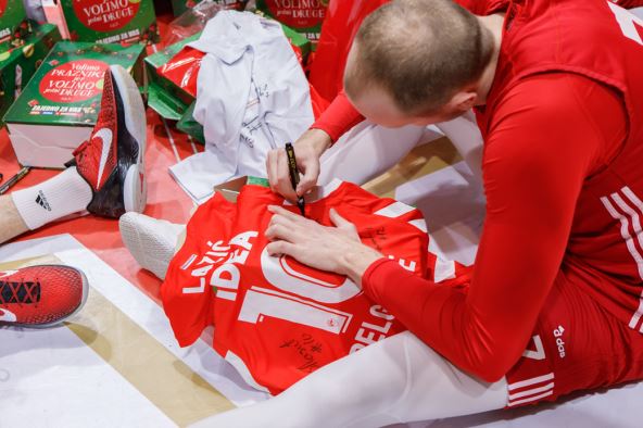 KK Crvena Zvezda u Mercator-S novogodišnjem karavanu 1.jpg