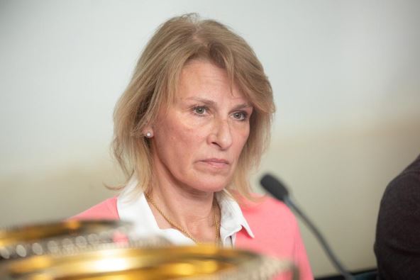 Dijana Đoković u roze džemperu na konferenciji za medije.