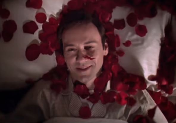 Kevin Spejsi u sceni sa ružinim laticima film Američka lepota
