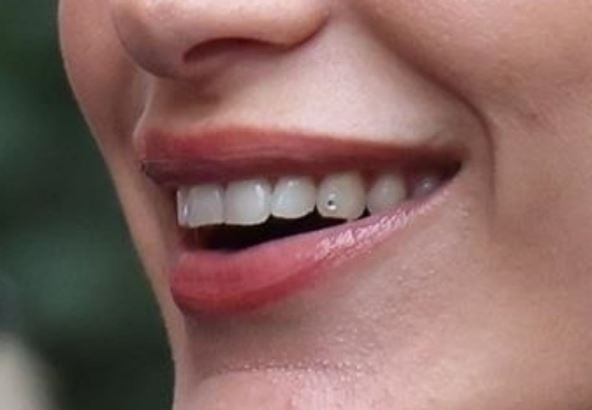 bela hadid sa dijamantom na zubu