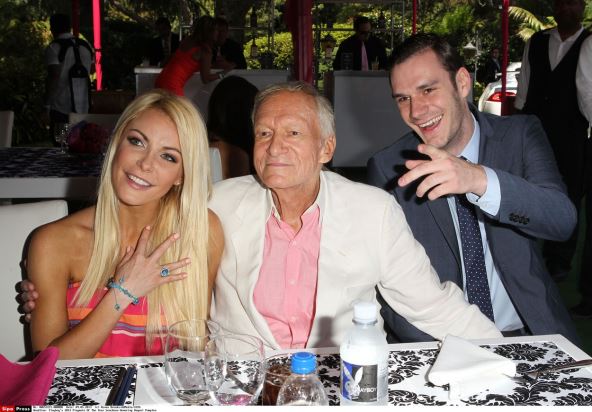 Hju Hefner sa sinom i ženom 0232670509.jpg