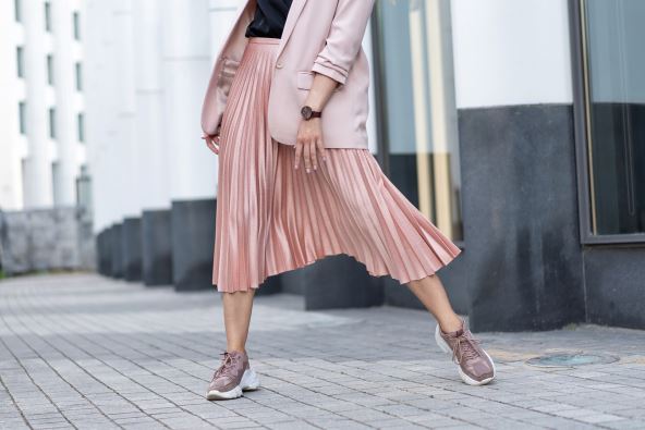 devojka u roze plisiranoj suknji
