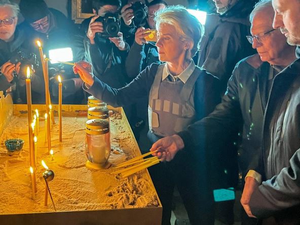 Ursula fon de Lajen pali sveću za poginule.jpg