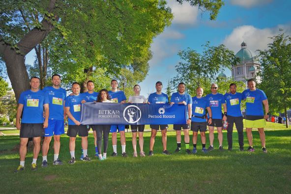 Zaposleni kompanije Pernod Ricard simboličnom trkom obezbedili sredstva za donaciju Institutu za neonatologiju.JPG