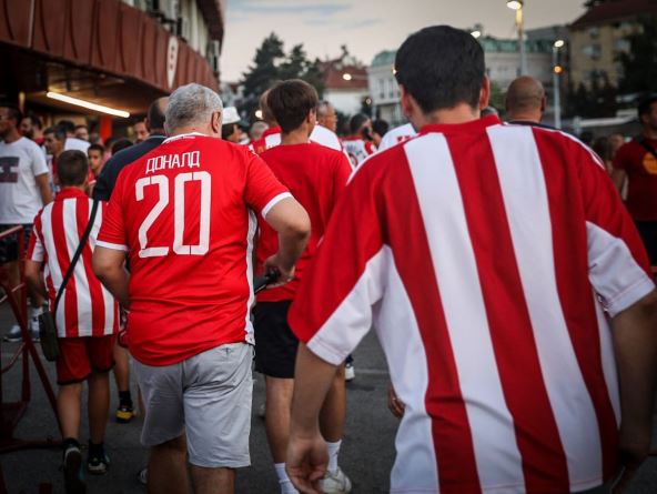 Crvena Zvezda, Navijači, Dresovi (1).jpg