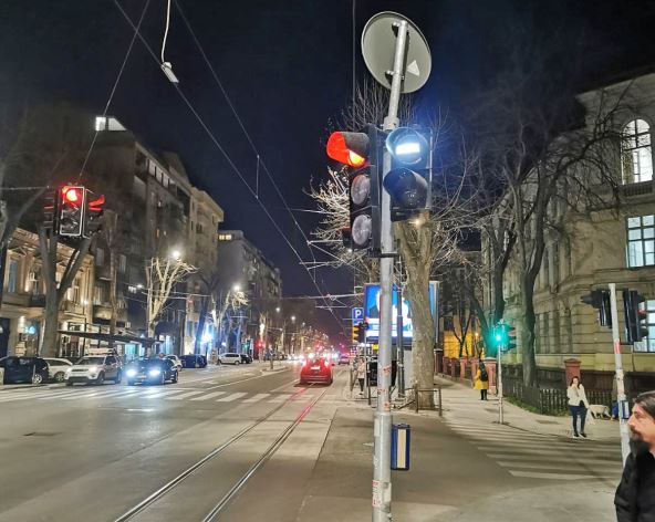 Nepropisno postavljena saobracajna signalizacija (2).JPG