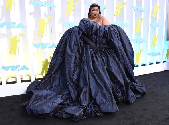 Lizzo na događaju u naboranoj teget  haljini