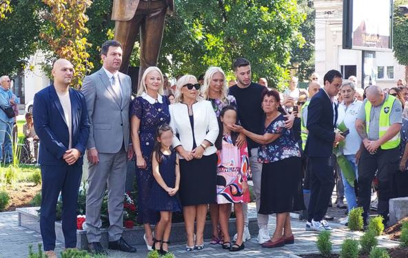 porodica Šabana Šaulića ispred njegove biste