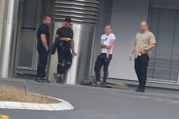 uroš ćertić ispred urgentnog centra