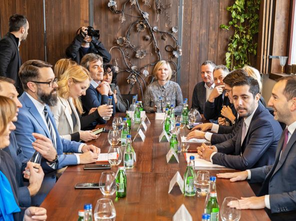 Radni sastanak trgovci.jpg