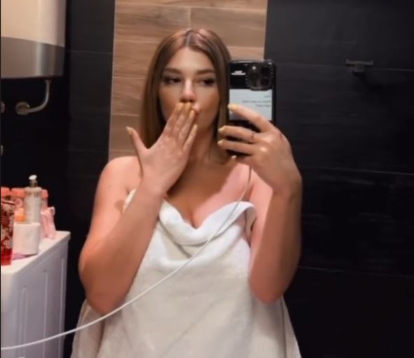 Kija Kockar u kupatilu sa peškirom