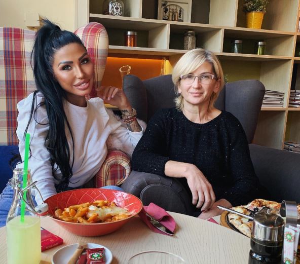 Tijana Ajfon sa majkom