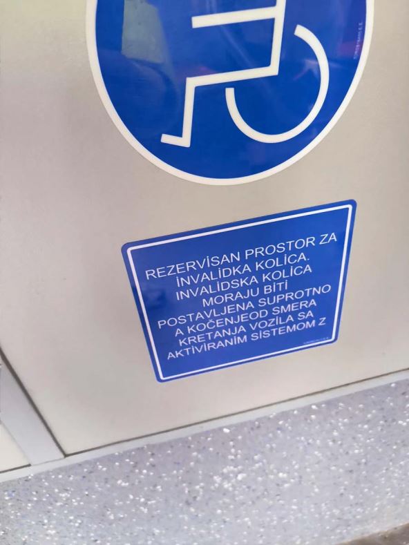 Natpis za invalidska kolica u autobusu