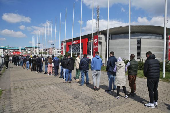 Navijači Partizana ispred Arene (2).jpg