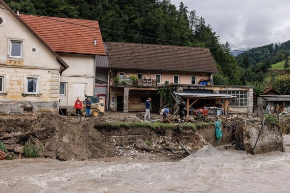 U toku su akcije čišćenja i spašavanja nakon velikih poplava u Sloveniji (2).jpg