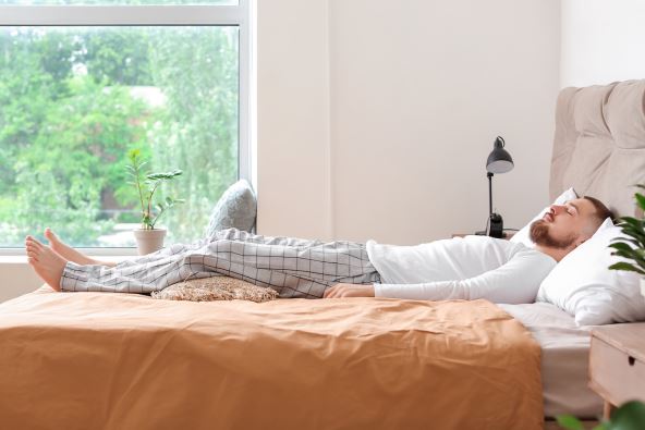 čovek spava na leđima