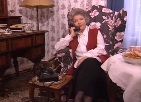 Svoju karijeru je započela u pozorištu