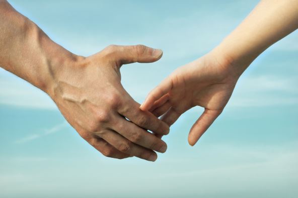 muskarac i zena se drze za ruke