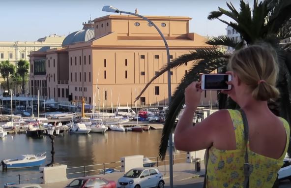 turistkinja slika luku u italiji