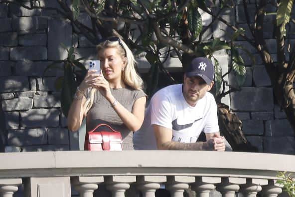 Lijam Pejn na odmoru sa devojkom