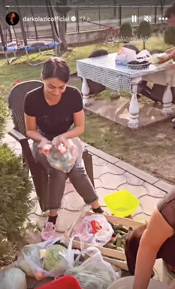 Žena Darka Lazića sprema zimnicu