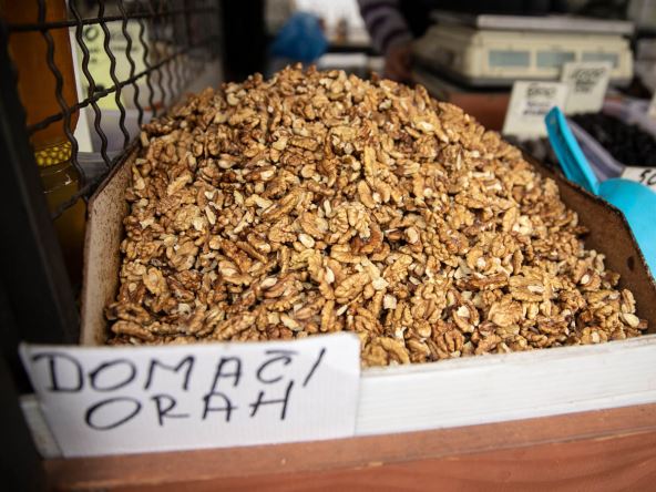 Domaći orah na tezgi