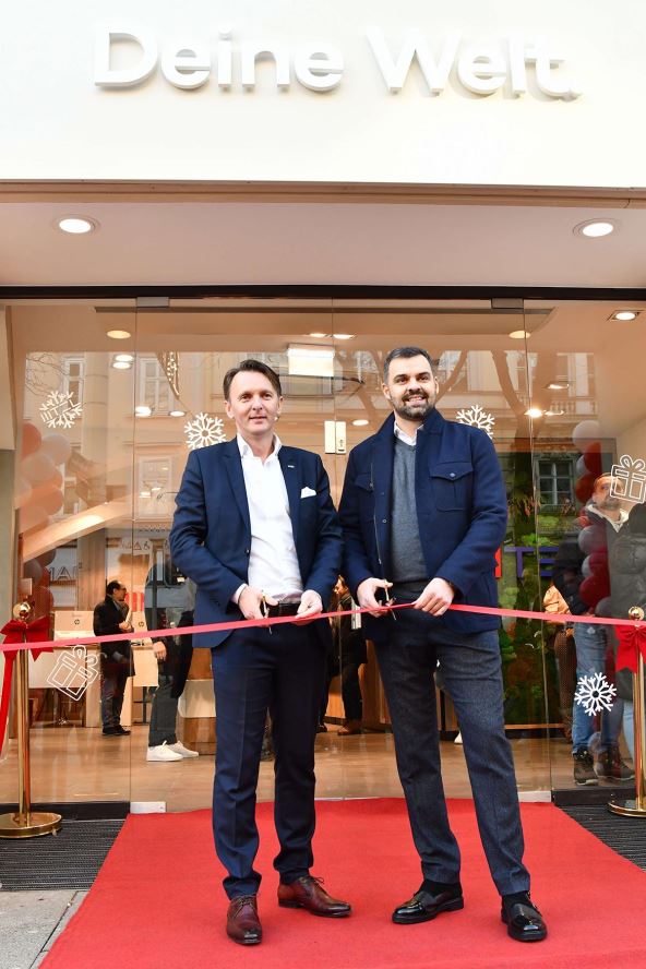 MTEL Austrija presecanje vrpce.JPG