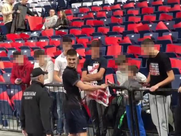 Vanja Marinković se potpisuje na Zvezdin dres (5).jpg