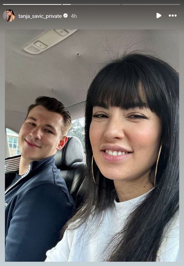 Tanja Savić i Muki u autu