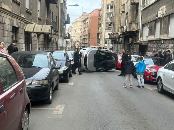 Prevrnuo se automobil u Vlajkovićevoj