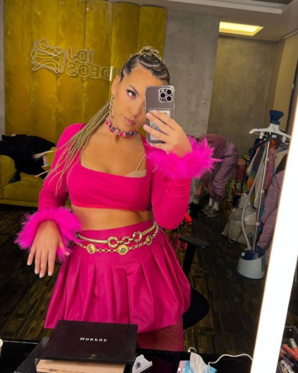 Mimi Mercedes u pink stajlingu pravi selfi