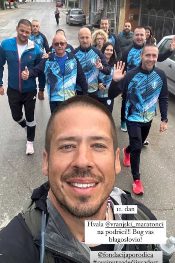 Nikola Rokvić sa maratoncima u Vranju.