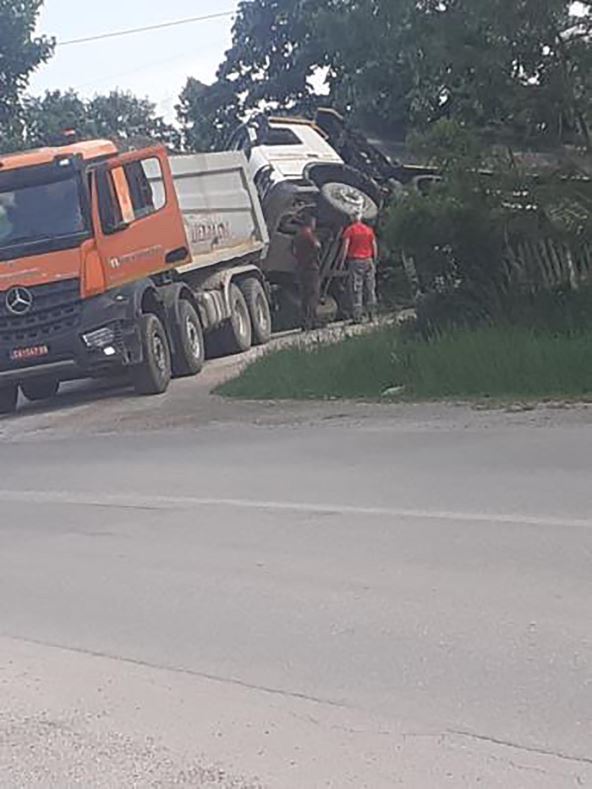Prevrnuo se građevinski kamion  (1).jpg