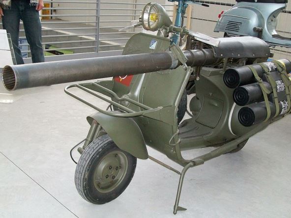 Vespa 150 TAP _ skuter sa bestrzajnim topom _ Foto Wikimedia C. Galliani.jpg