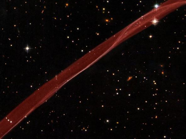 ostatak supernove _ crvena traka _ Foto Instagram NASA ESA Hubble Heritage Team.jpg