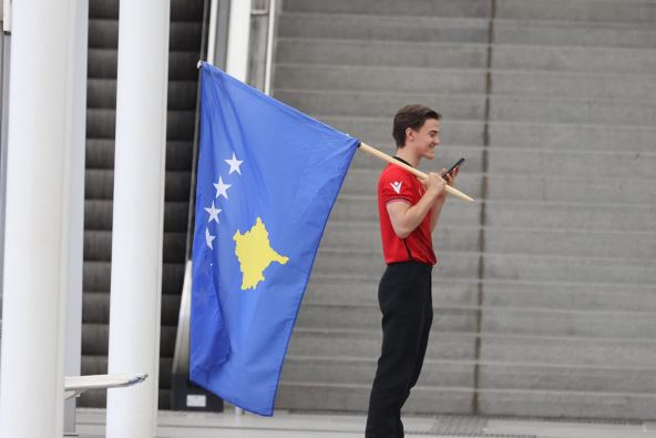 Navijač sa zastavom tzv Kosova provocirao pred meč Srbije