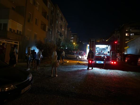 Pozar u naselju Vojvode Vlahovic, Gori u prizemlju (1).jpg