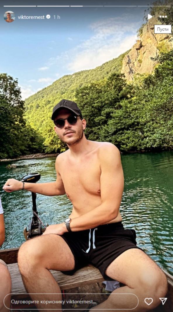 Viktor Živojinović bez majice