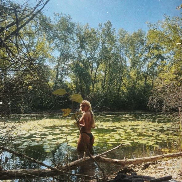 Ela Dvornik u toplesu.