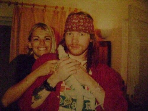 Eksl Rouz sa sestrom