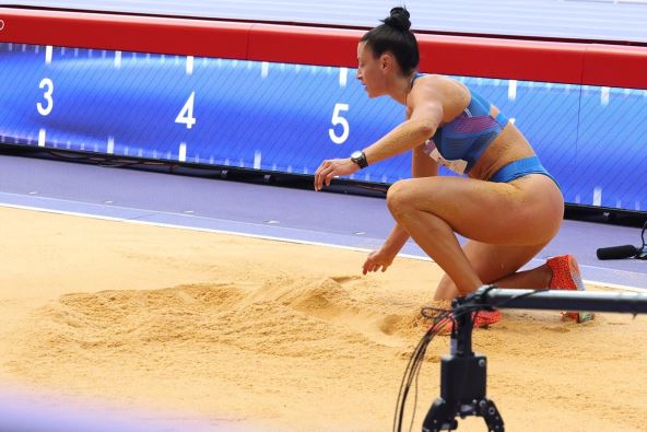 Ivana Španović doskočila u pesak