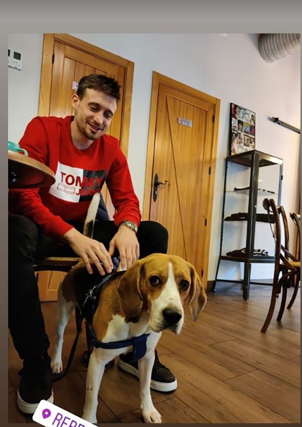 Aleksa Avramović sa psom u domu