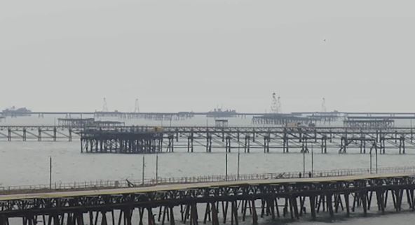 Njeft Daslari grad naftna platforma (1).jpg