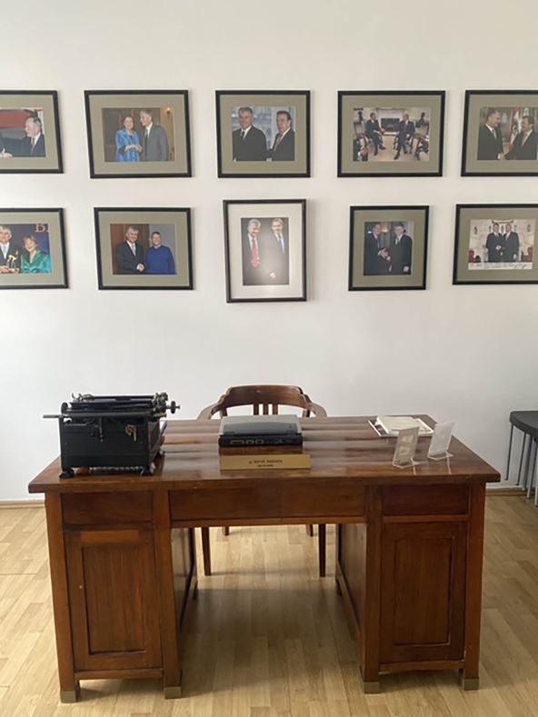 Fondacija dr Zoran Djindjic, Zoran Djindjic, biblioteka (1).jpg